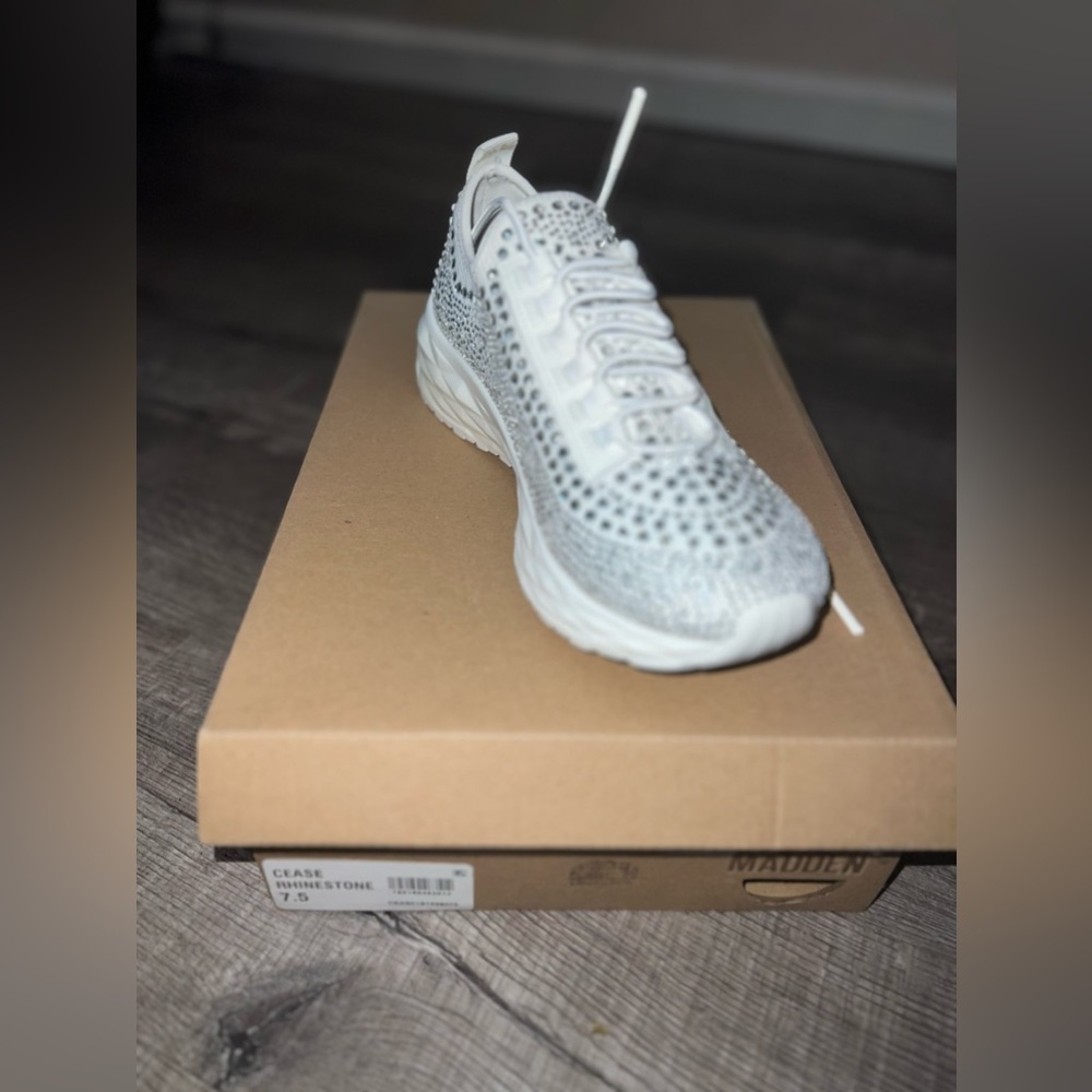 Steve Madden maxima sneakers